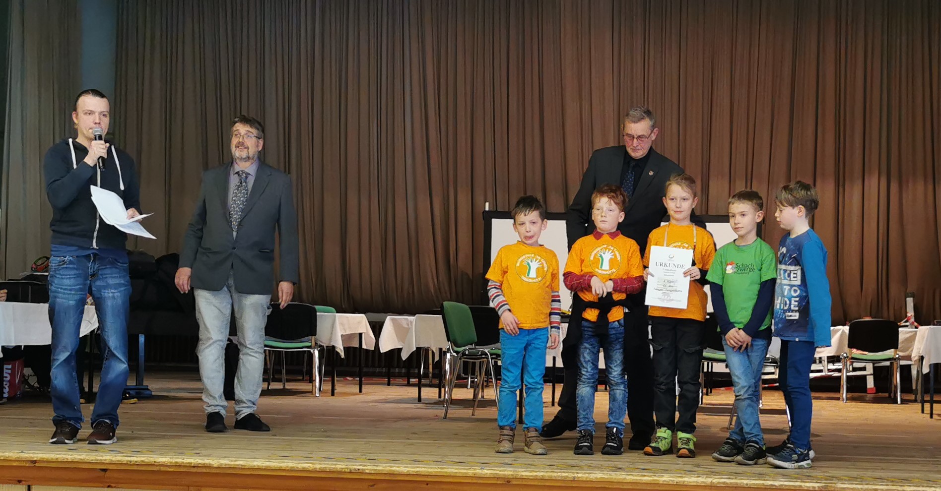 Beim Landesfinale überreichte Ortsbürgermeister Gerhard Borstell der Mannschaft der GS Am Tanger stolz die Urkunde für Platz 4.