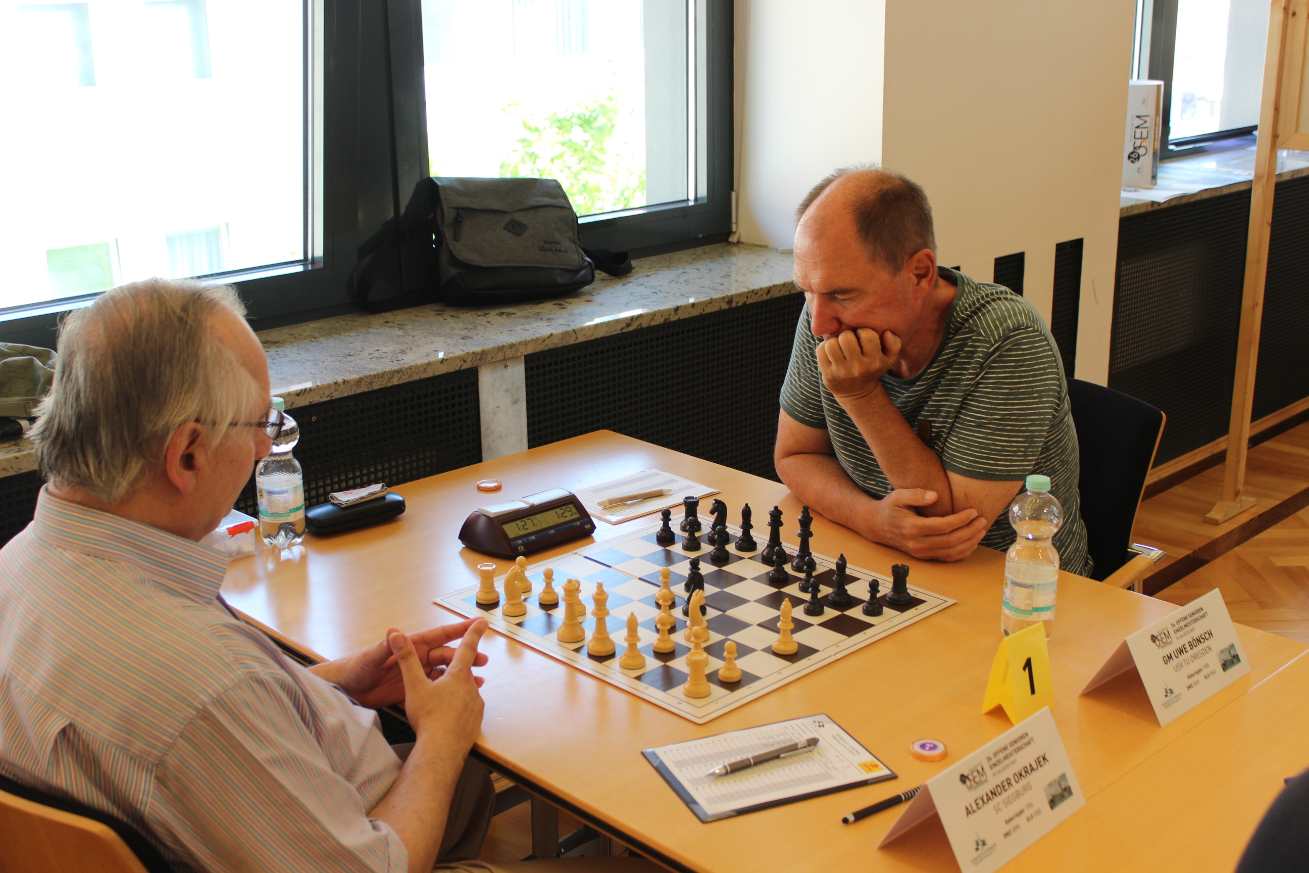 Spitzenpaarung der 4. Runde Okrajek vs. GM Uwe Bönsch