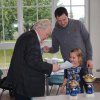 Großmeister Dr. Malich bei der Siegerehrung durch Schiedsrichter Martin Schuster und dessen Tochter Clara